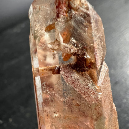 Rutilquarz Facettendetail | rostbraune Einschlüsse | glasklare Kristallstruktur | Happy Minerals