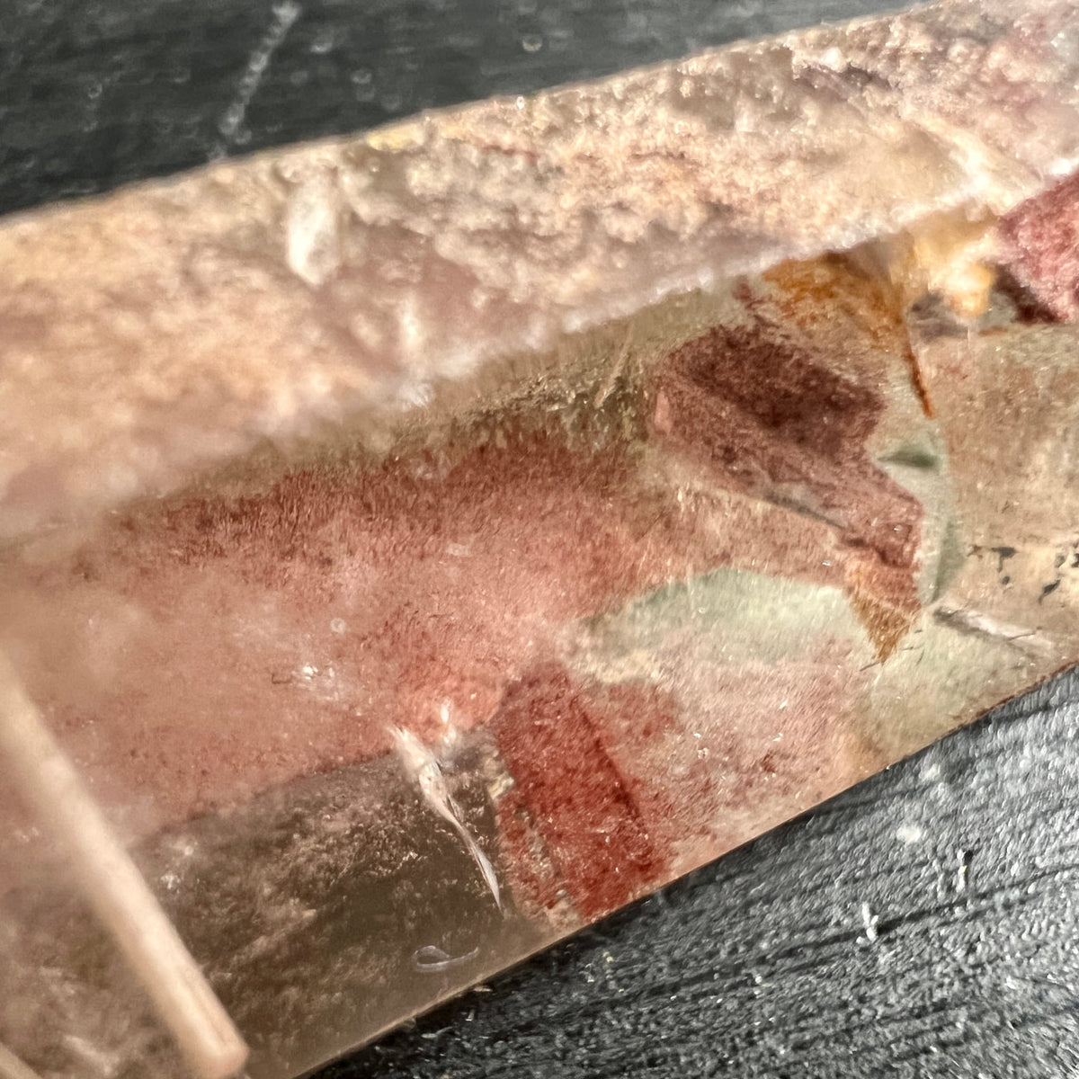 Rutilquarz Facette | rostrote Farbspiele | feine Rutilnadeln | Madagaskar | Happy Minerals