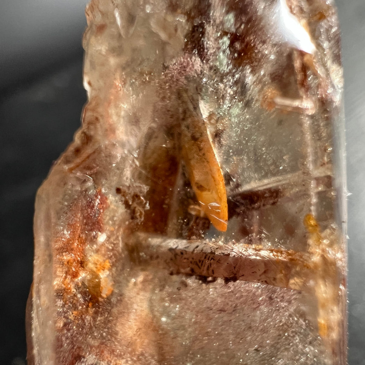 Rutilquarz Makroaufnahme | feine Rutilnadeln | goldbraune Struktur | Happy Minerals