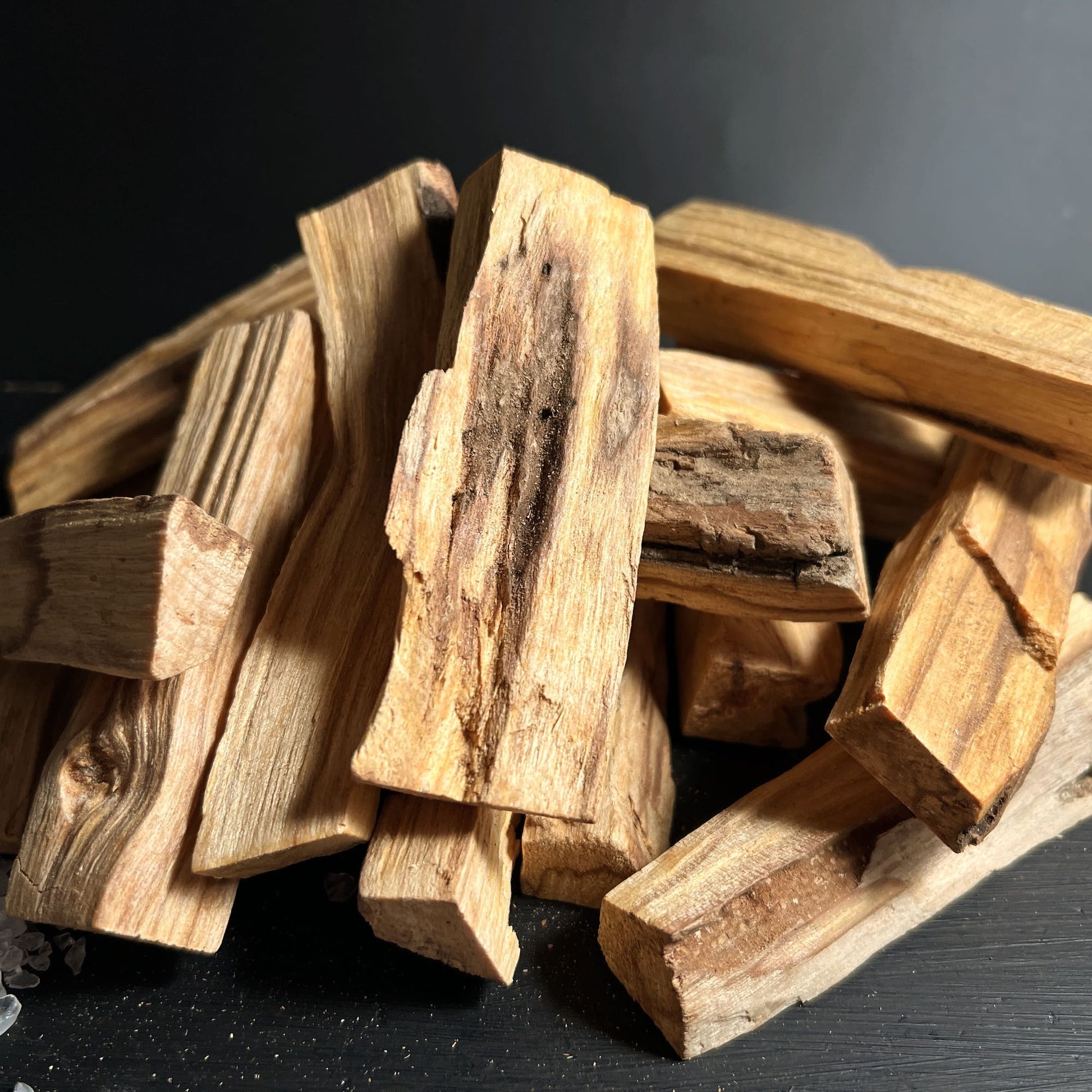 Nahaufnahme der Holzstruktur von Palo Santo, zeigt natuerliche Merkmale und Echtheit | Happy Minerals