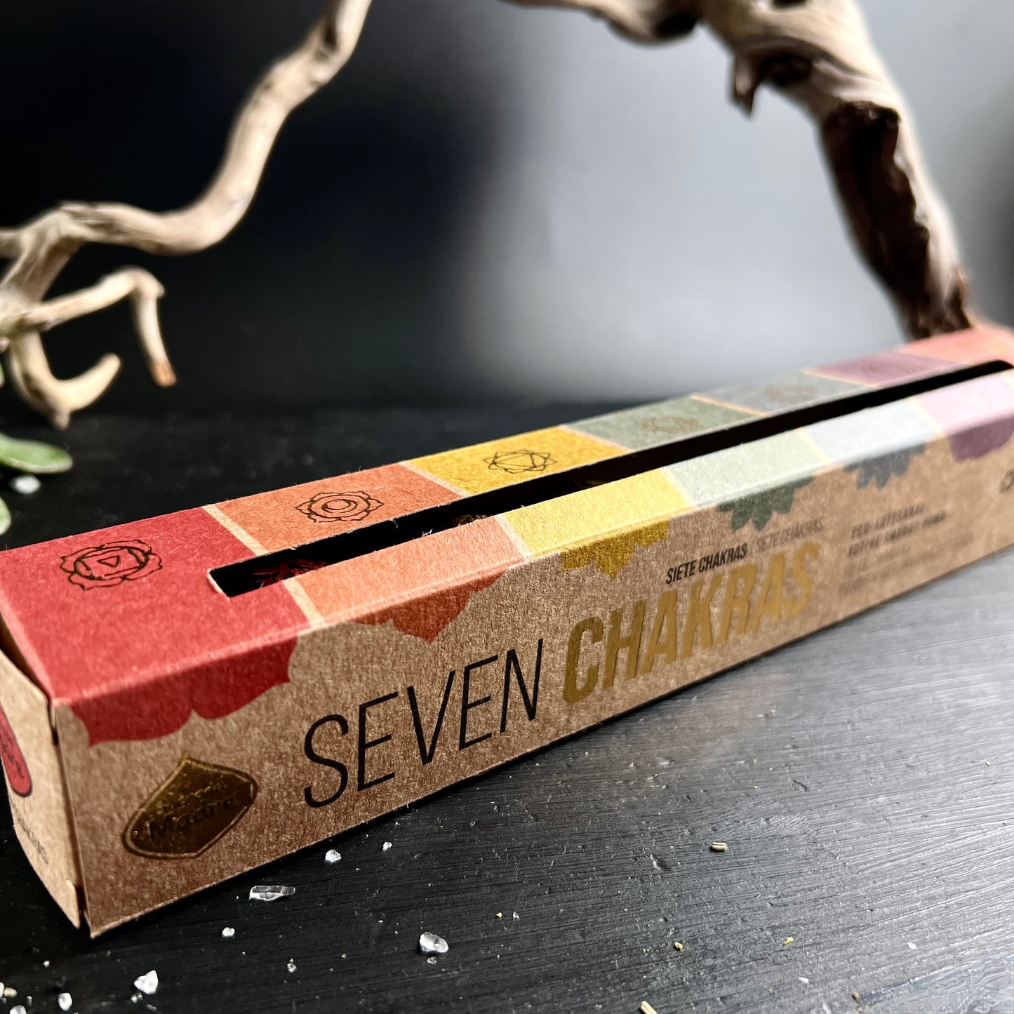 Seven Chakras Smudge Bombs Box | Sagrada Madre | Kraftpapier | Regenbogenfarben | Happy Minerals