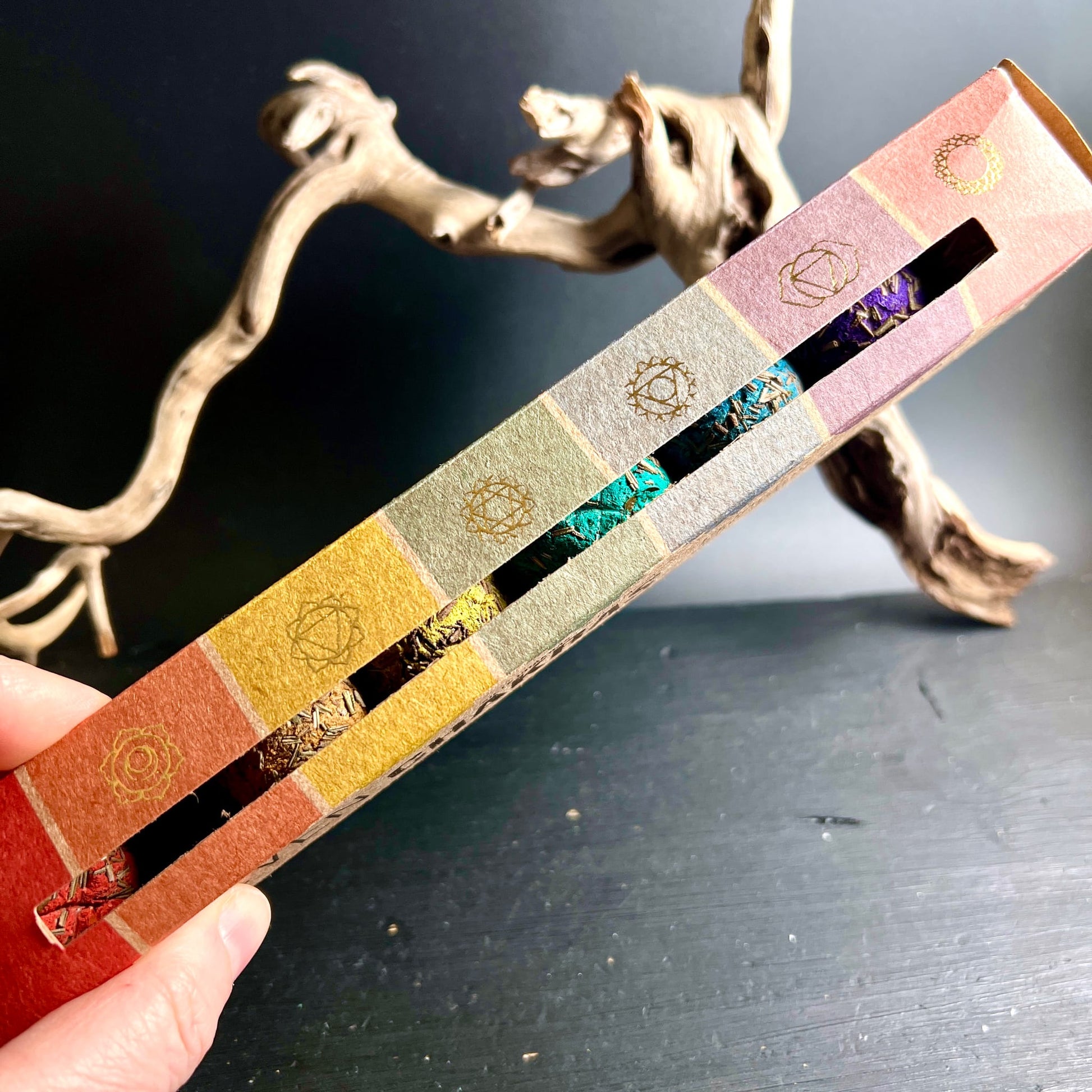 Seven Chakras Smudge Bombs | bunte Kugeln sichtbar | Chakra-Symbole Gold | geöffnet | Happy Minerals
