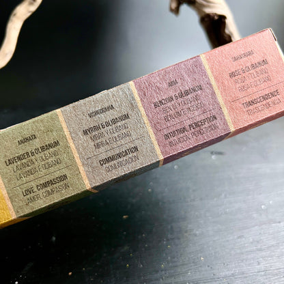 Seven Chakras Smudge Bombs Box Seite | Anahata Vishuddha Ajna Sahasrara | Lavendel Myrrhe | Happy Minerals