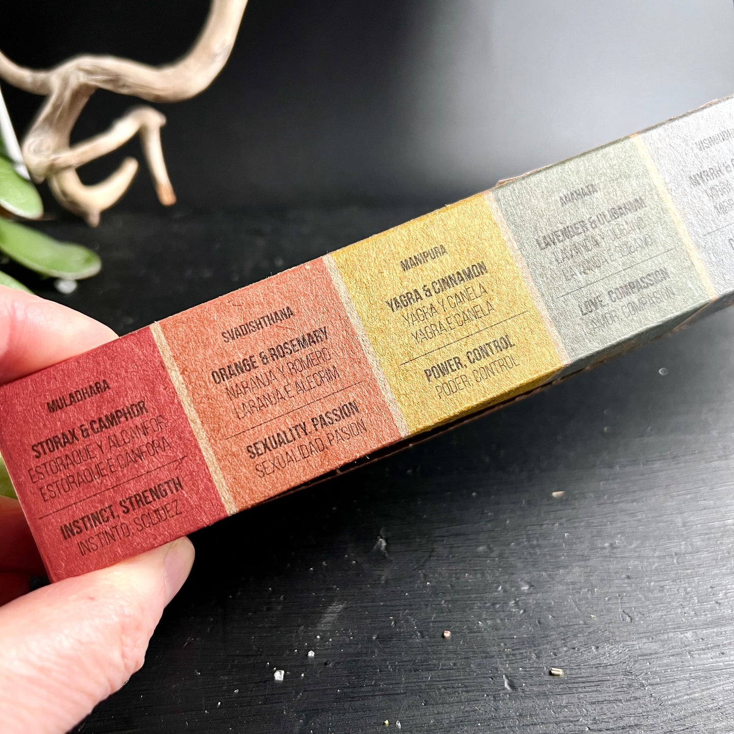 Seven Chakras Smudge Bombs Box Seite | Muladhara Svadishthana Manipura | Düfte & Bedeutungen | Happy Minerals