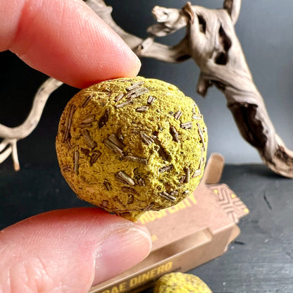 Nahaufnahme Räucherbombe Wohlstand | goldgelb mit Kräutern | Sagrada Madre Premium Smudge Bomb | Happy Minerals
