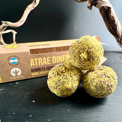 3 goldgelbe Räucherbomben Wohlstand vor Karton | Yagra Zimt Kräuter | Sagrada Madre Argentinien | Happy Minerals