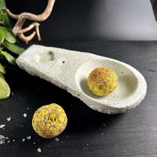 Sagrada Madre Räuchergefäß Pastellgrün | Zement | gelbe Räucherkugeln | Happy Minerals