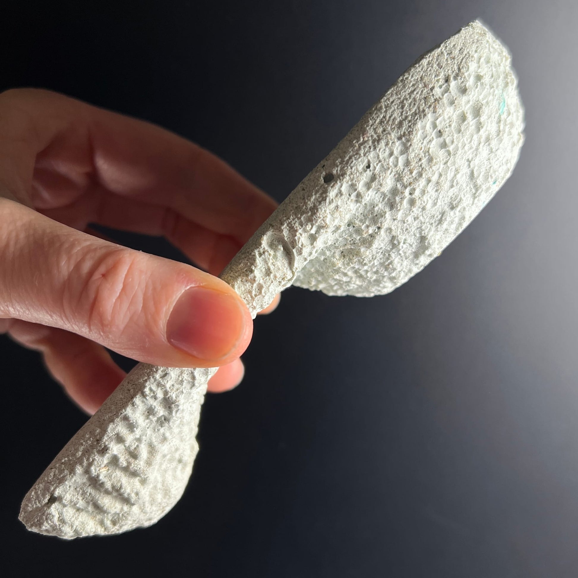 Sagrada Madre Räuchergefäß Pastellgrün | Seitenansicht Hand | raue Textur | Happy Minerals