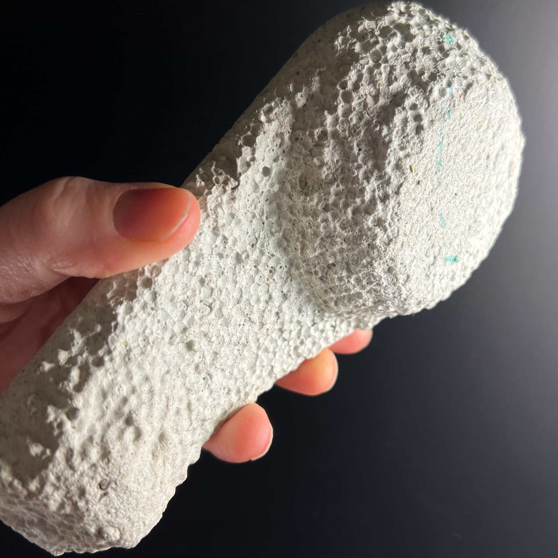 Sagrada Madre Räuchergefäß Pastellgrün | Rückseite Hand | poröse Zementoberfläche | Happy Minerals
