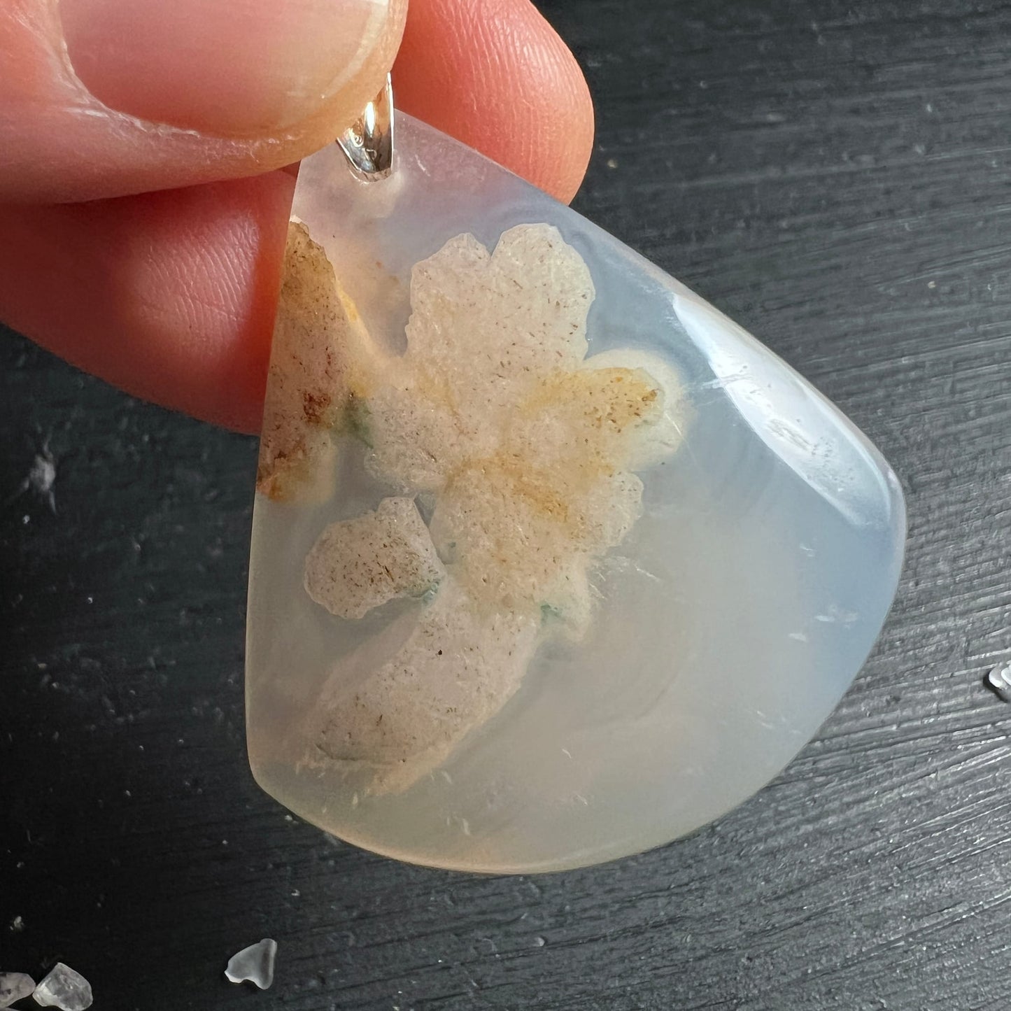 Sakura Achat in Fingern gehalten | Kirschblütenachat Nahaufnahme | Blütenzeichnung | Happy Minerals Unikat