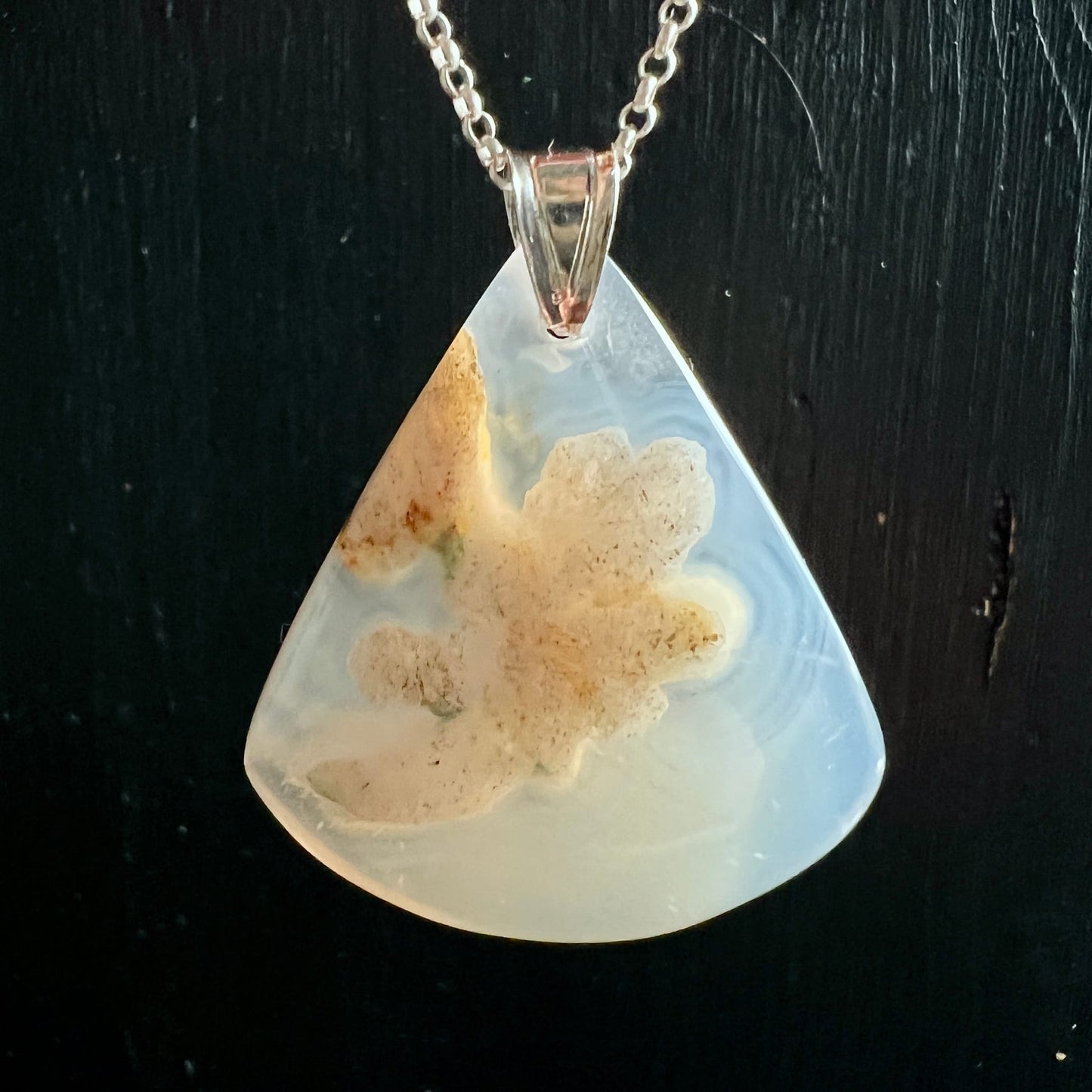 Sakura Achat Kette hängend | Kirschblütenachat Anhänger | 925 Silber | Happy Minerals | dunkler Hintergrund