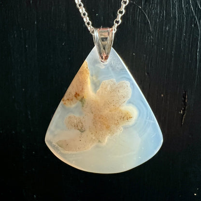 Sakura Achat Kette hängend | Kirschblütenachat Anhänger | 925 Silber | Happy Minerals | dunkler Hintergrund