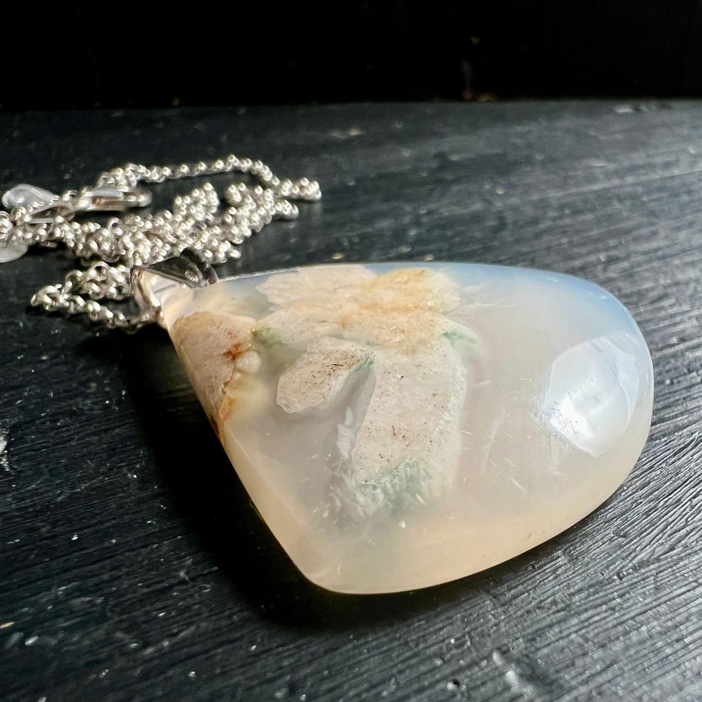Kirschblütenachat liegend mit Kette | Sakura Achat Glanzlicht | zarte Musterung | Happy Minerals Madagaskar