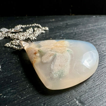 Kirschblütenachat liegend mit Kette | Sakura Achat Glanzlicht | zarte Musterung | Happy Minerals Madagaskar
