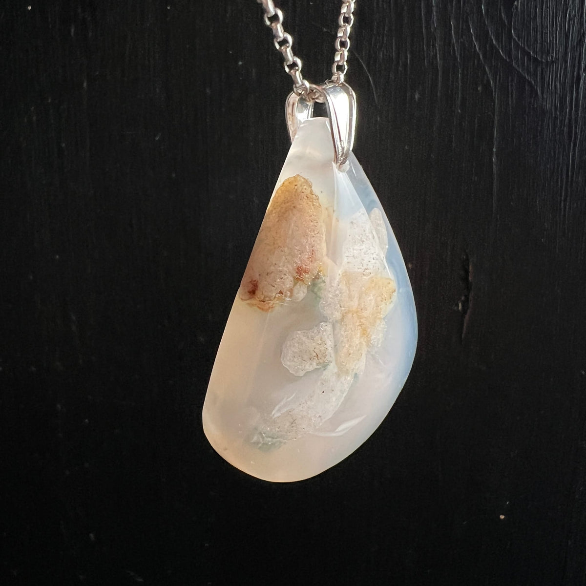 Kirschblütenachat Anhänger seitlich | Sakura Achat Glanz | milchige Textur | Happy Minerals Schmuckstück