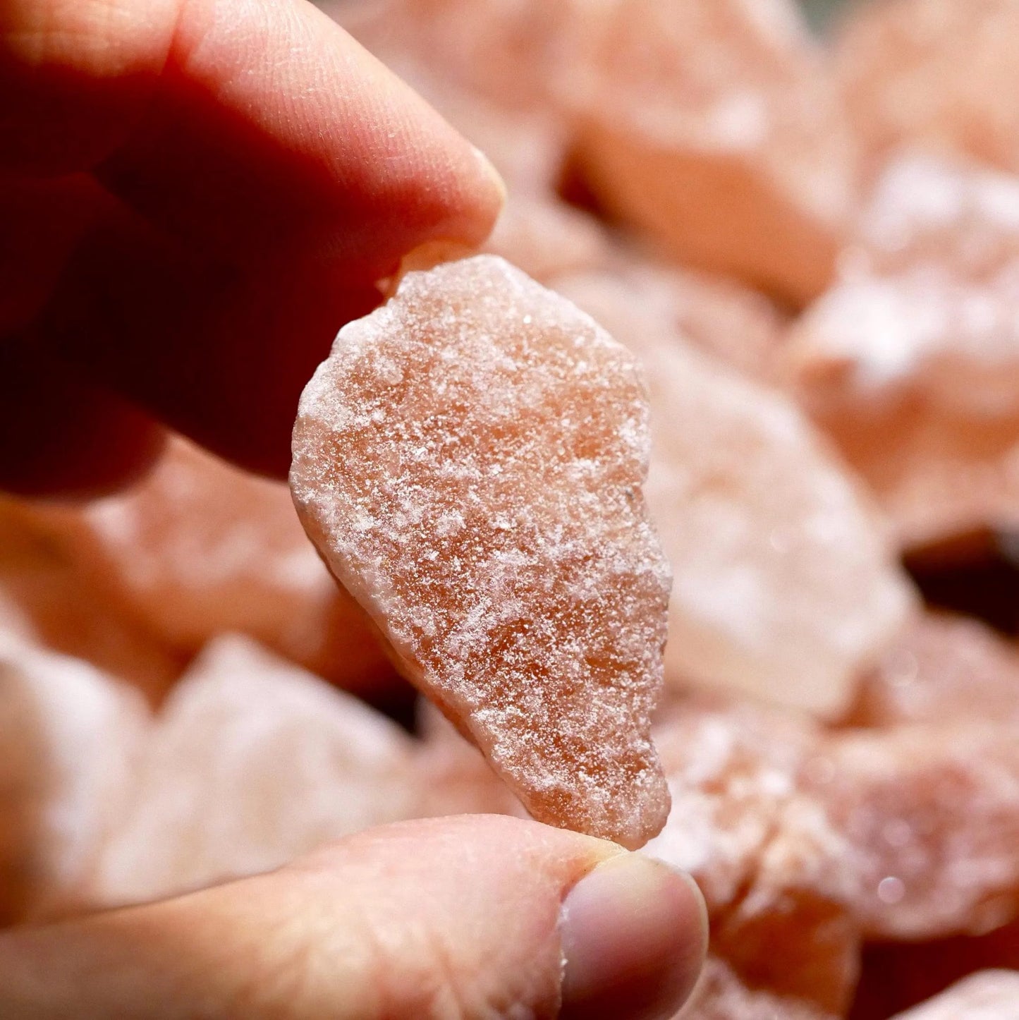Salz Rohstein in Hand | Rosa Brocken Detail | Pakistan Kristall | Natürliche Textur | Happy Minerals
