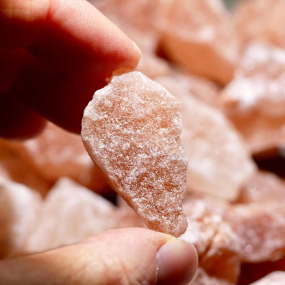 Salz Rohstein in Hand | Rosa Brocken Detail | Pakistan Kristall | Natürliche Textur | Happy Minerals