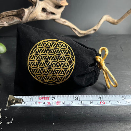 Samtbeutel Blume des Lebens | Größenvergleich Maßband | ca. 10 cm | goldene Stickerei | Happy Minerals