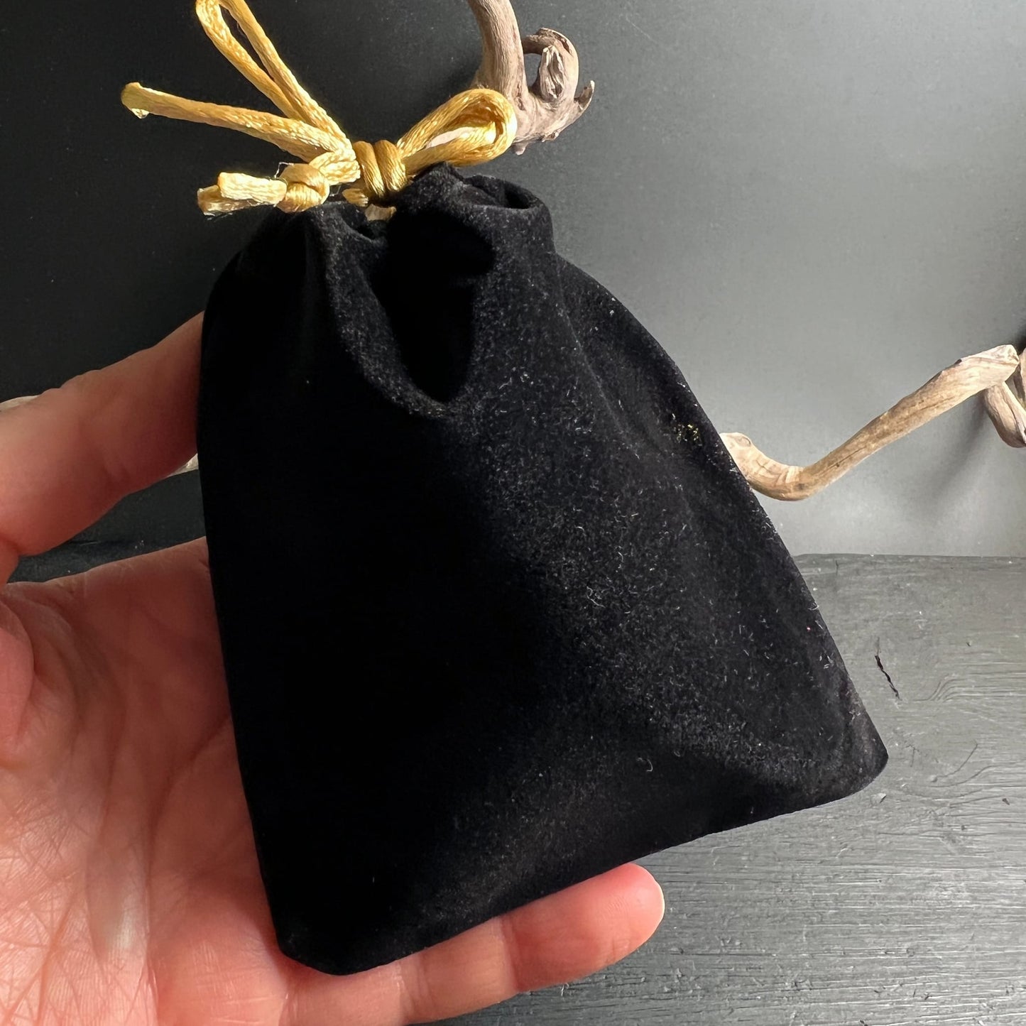 Schwarzer Samtbeutel | Rückseite ohne Motiv | goldenes Zugband | Handgröße Vergleich | Happy Minerals