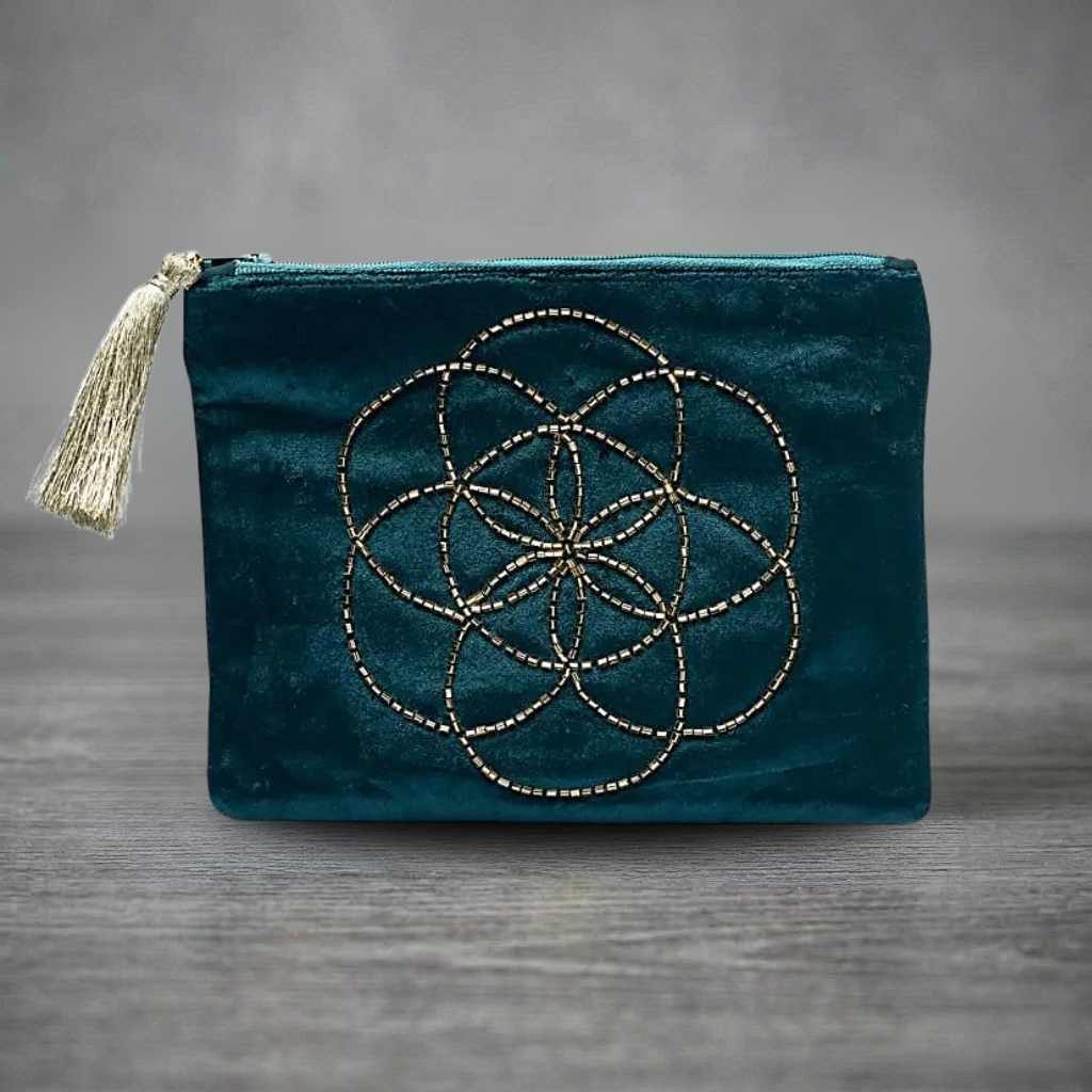 Luxuriöse Samttasche türkis | Blume des Lebens Stickerei | goldene Perlenverzierung | Happy Minerals