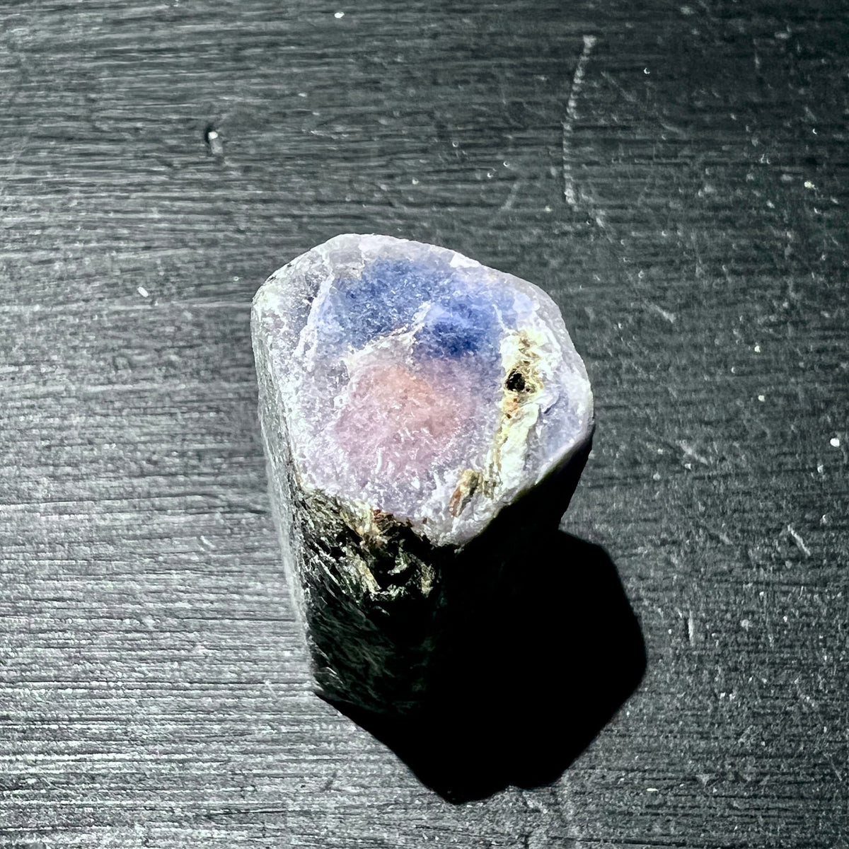 Roher Saphirkristall mit blauer und rosa Farbzone, milchig-weisser Huelle, kantige Prismenform | Happy Minerals