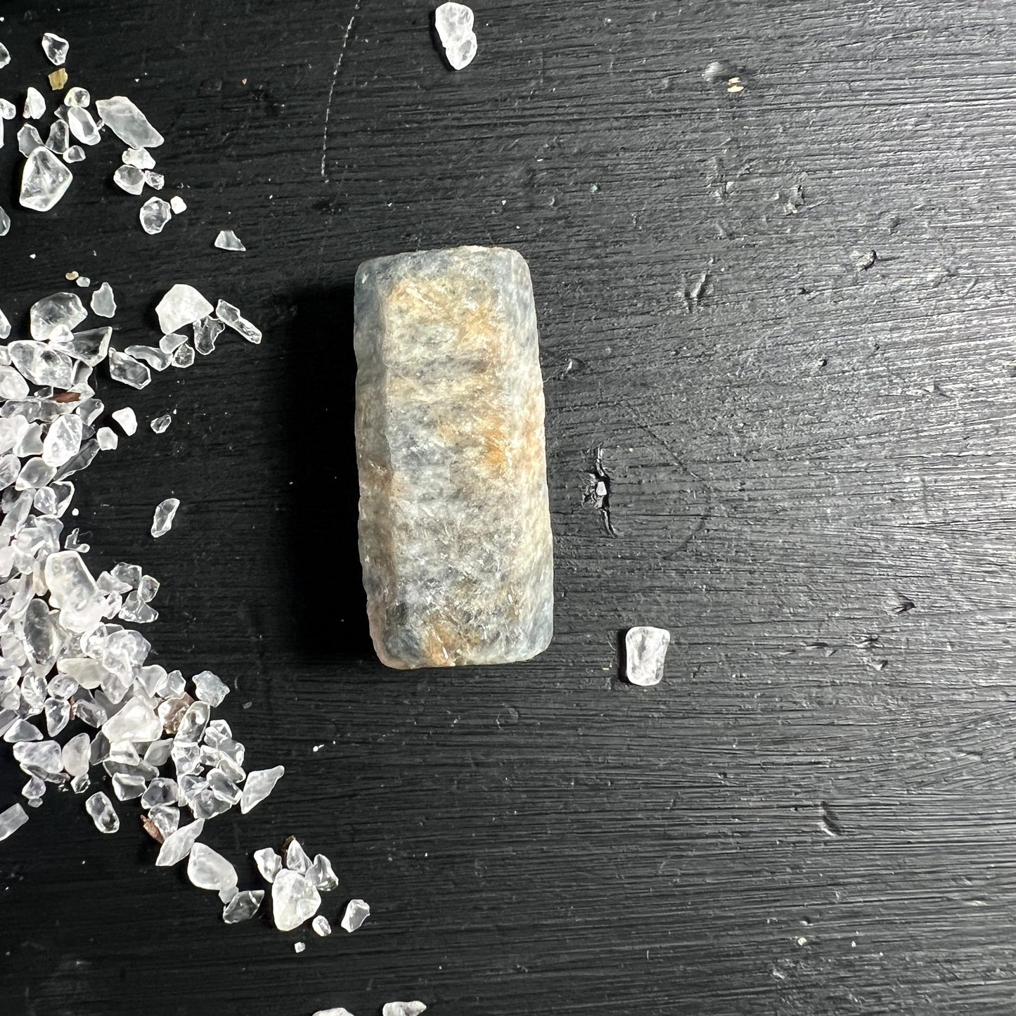 Grau blauer Saphir | prismatische Form | Bergkristall Chips | edle Steinstruktur | Happy Minerals