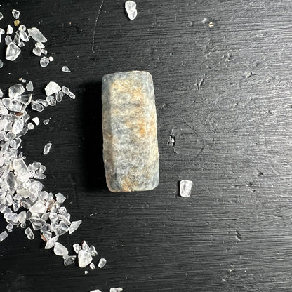Grau blauer Saphir | prismatische Form | Bergkristall Chips | edle Steinstruktur | Happy Minerals
