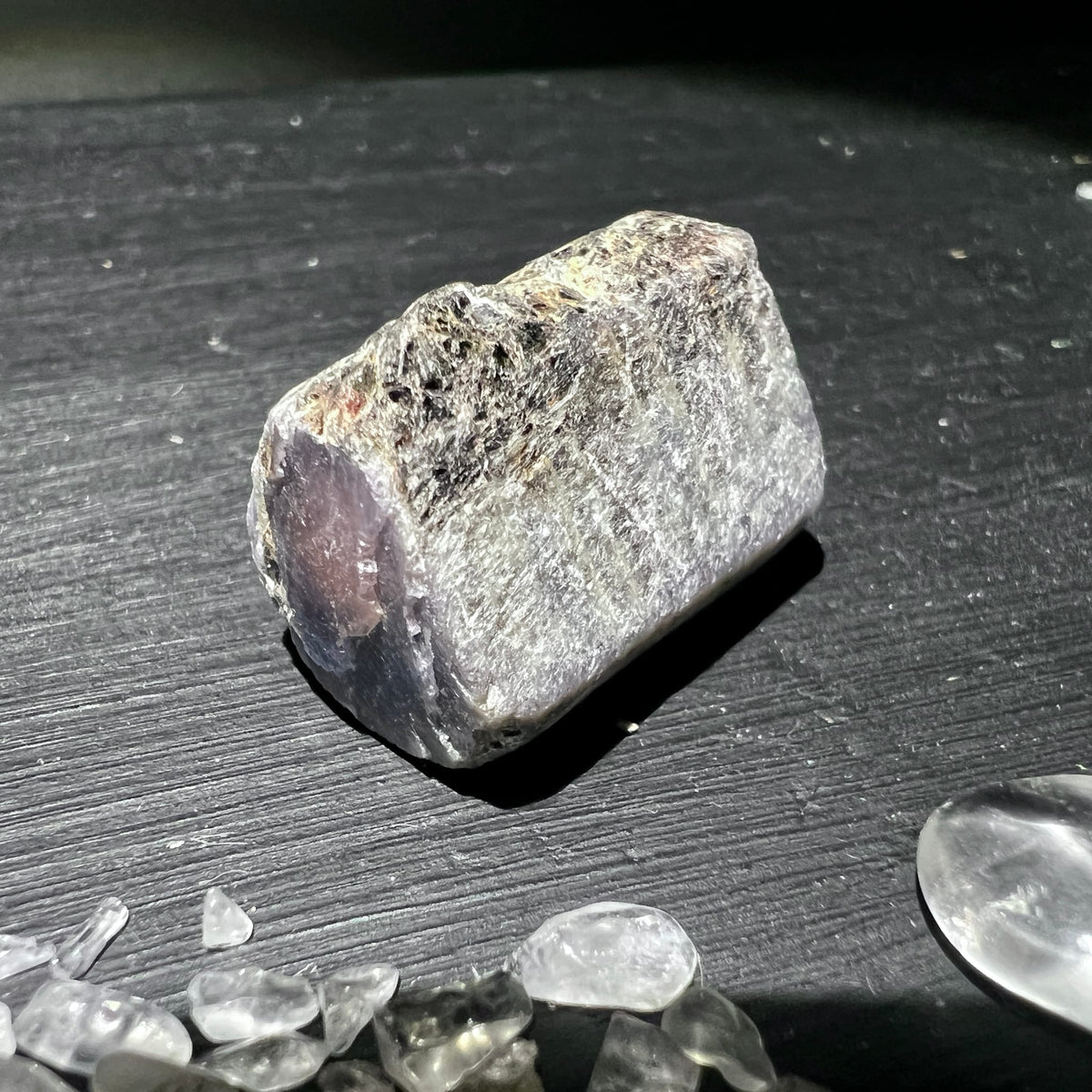 Roher Saphir Block mit silbrig-grauer Glimmerkruste und rosa-violettem Kristallkern | Happy Minerals