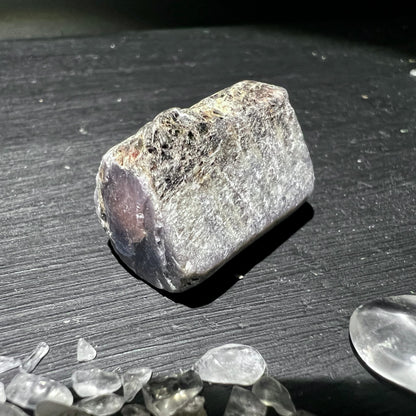 Roher Saphir Block mit silbrig-grauer Glimmerkruste und rosa-violettem Kristallkern | Happy Minerals