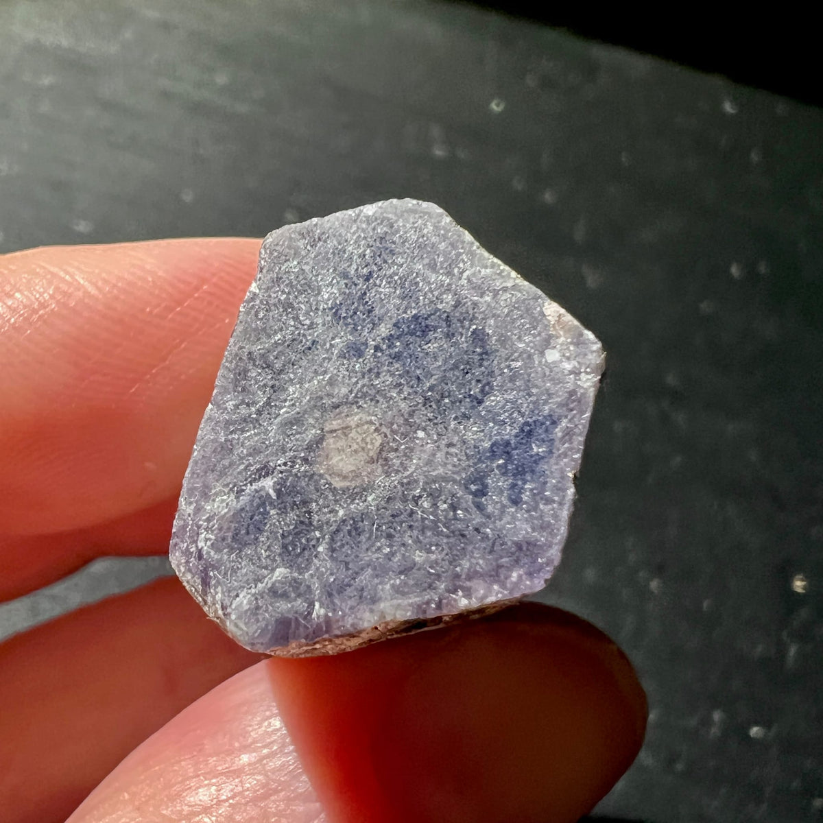 Roher Saphir mit grau-violetten Facetten, silbrig glitzernder Oberflaeche und kantiger Bruchform | Happy Minerals