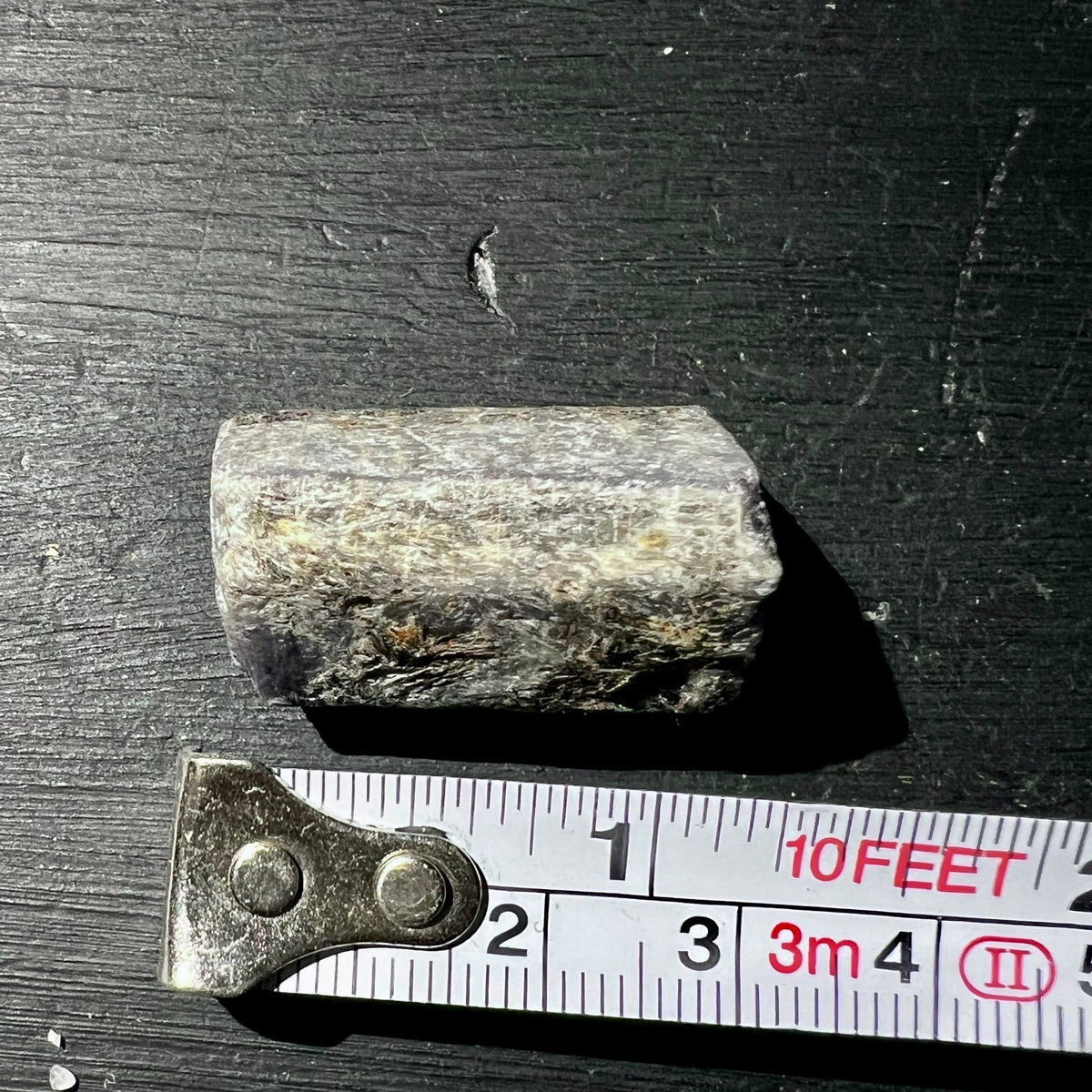 Roher Saphir-Stab in Grauweiss mit faserig-schiefrigem Muster und dunklen Streifen | Happy Minerals