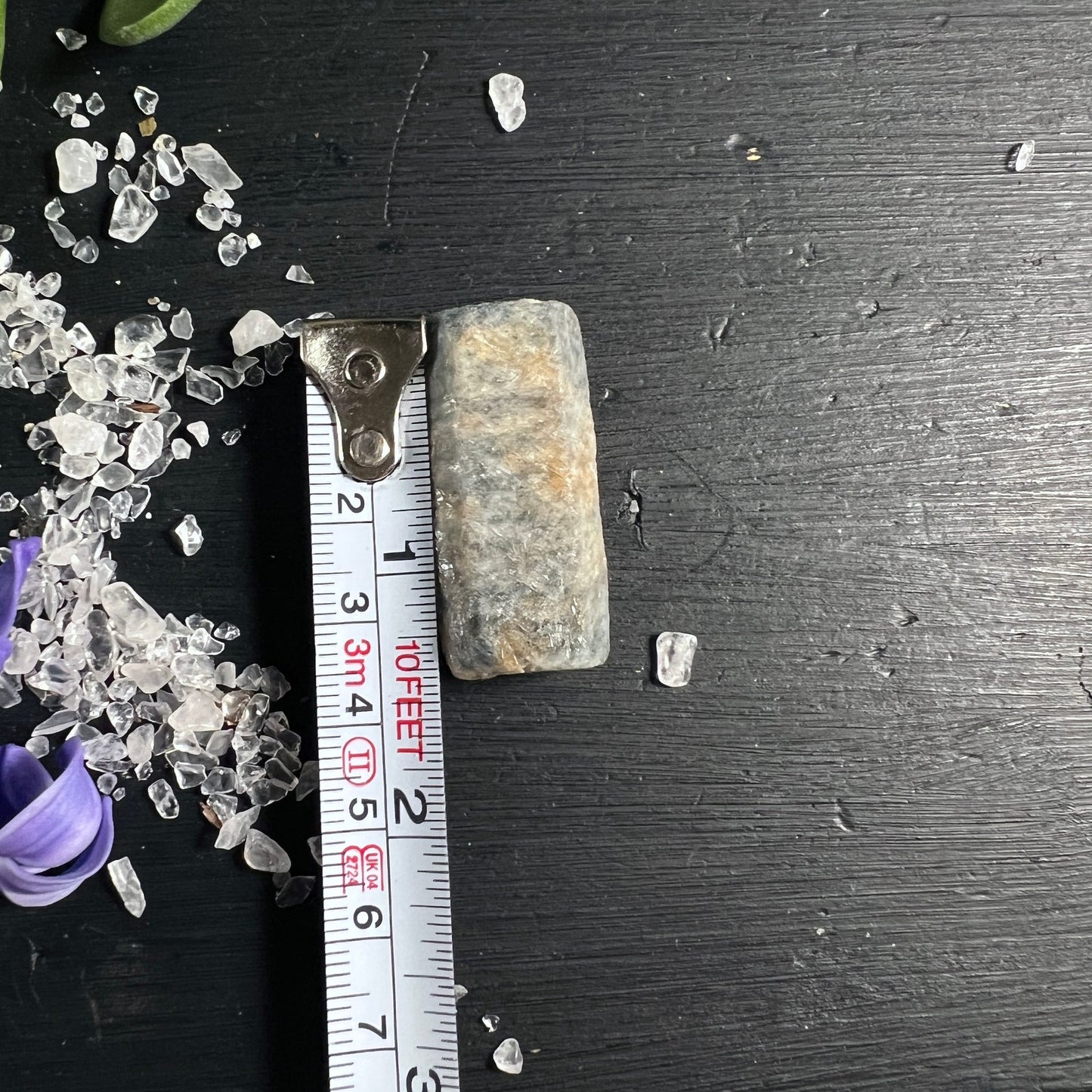Saphir Rohstein | Größenvergleich Lineal | 5cm lang | grau bläuliche Farbtöne | Happy Minerals
