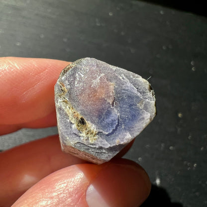Roher Saphir Kristall mit lavendelblauen und rosa Zonen, goldenen Einschluessen, kantige Wuerfelform | Happy Minerals