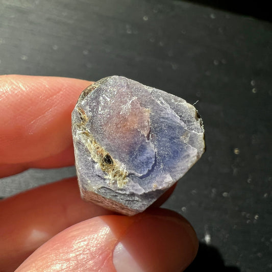 Roher Saphir Kristall mit lavendelblauen und rosa Zonen, goldenen Einschluessen, kantige Wuerfelform | Happy Minerals
