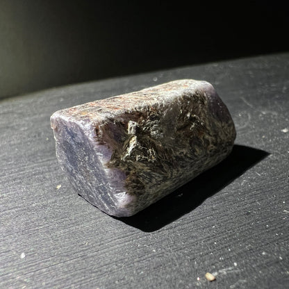 Roher Saphirstein mit lila-blauen Kanten und dunkler moosartiger Einschlussstruktur, blockige Form | Happy Minerals