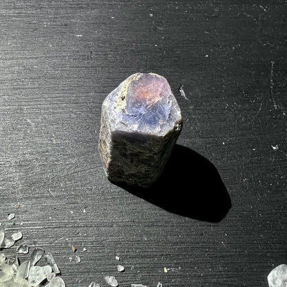 Rosa-blauer Saphir Rohstein mit kristalliner Bruchflaeche und dunkler rauer Aussenseite | Happy Minerals