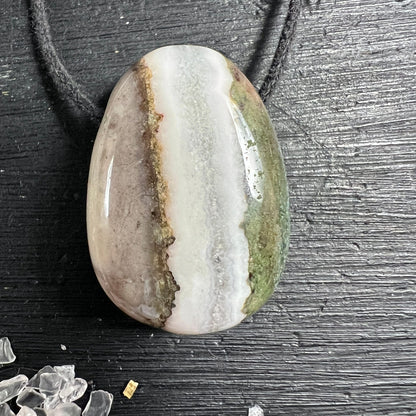 Sardonyx Anhänger oval poliert, cremig-weiss mit grüner Zone und rotbrauner Druse-Linie, seidiger Glanz | Happy Minerals
