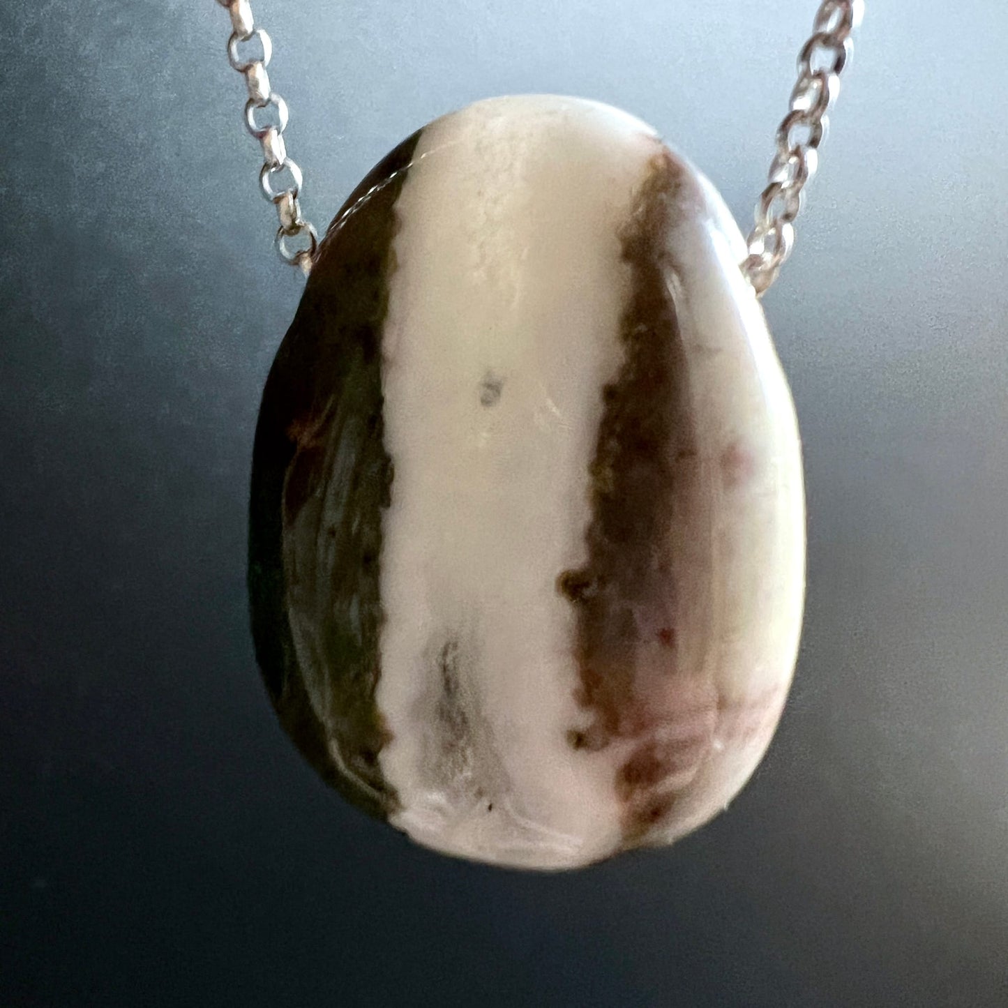 Sardonyx Anhänger oval poliert, cremigweiss mit dunkelbraunen und olivgrünen Streifen, seidiger Glanz | Happy Minerals