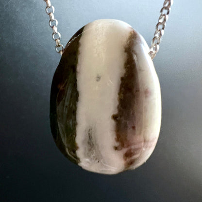 Sardonyx Anhänger oval poliert, cremigweiss mit dunkelbraunen und olivgrünen Streifen, seidiger Glanz | Happy Minerals