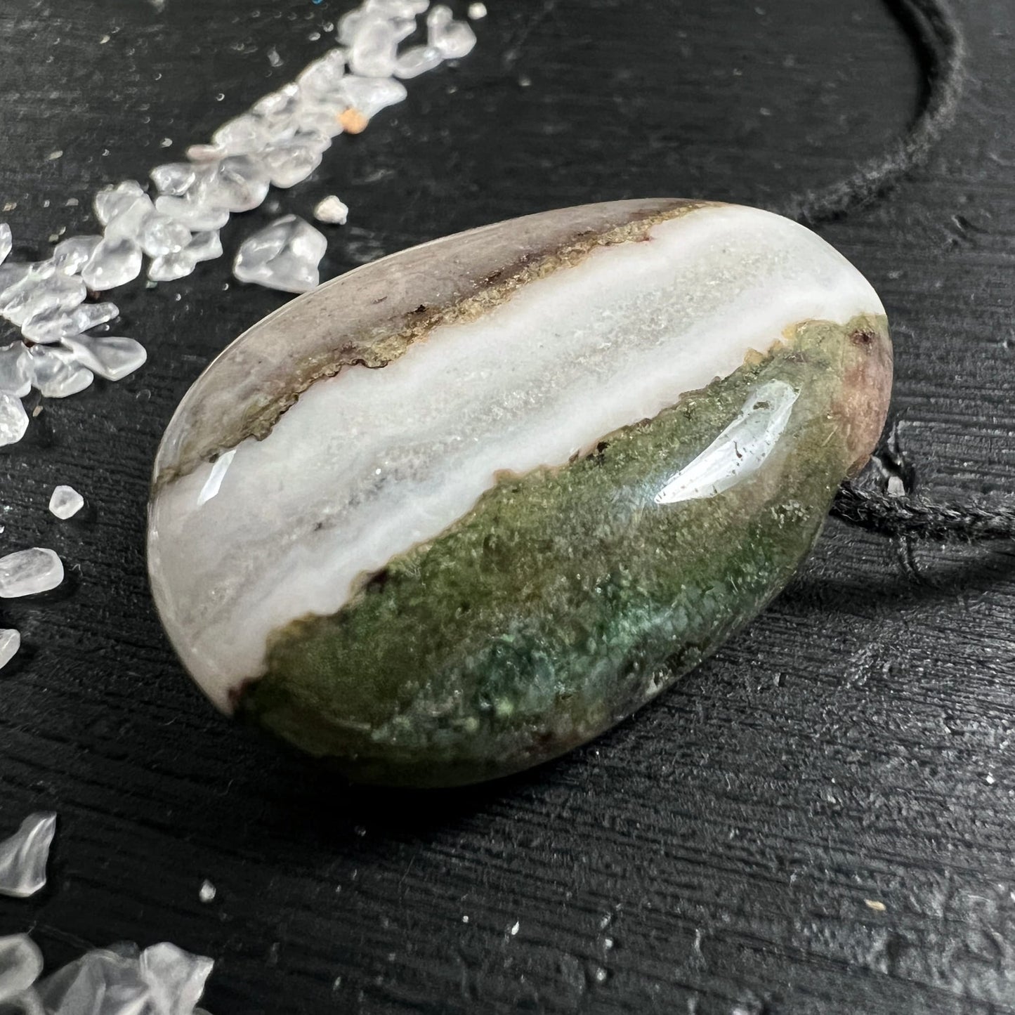 Sardonyx Anhänger oval poliert, grüne Chlorit-Zone, cremigweisses Band, rosé-braune Schicht | Happy Minerals