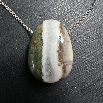 Sardonyx Anhänger oval poliert, olivgrün mit cremig-weisser Bandzone und rostbraunen Einschlüssen | Happy Minerals