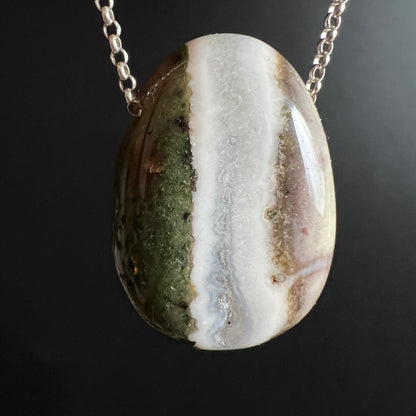 Sardonyx Anhänger tropfenförmig, poliert: olivgrün-dunkelbraun links, cremig-weisse Quarzzone rechts, goldbraune Einschlüsse | Happy Minerals