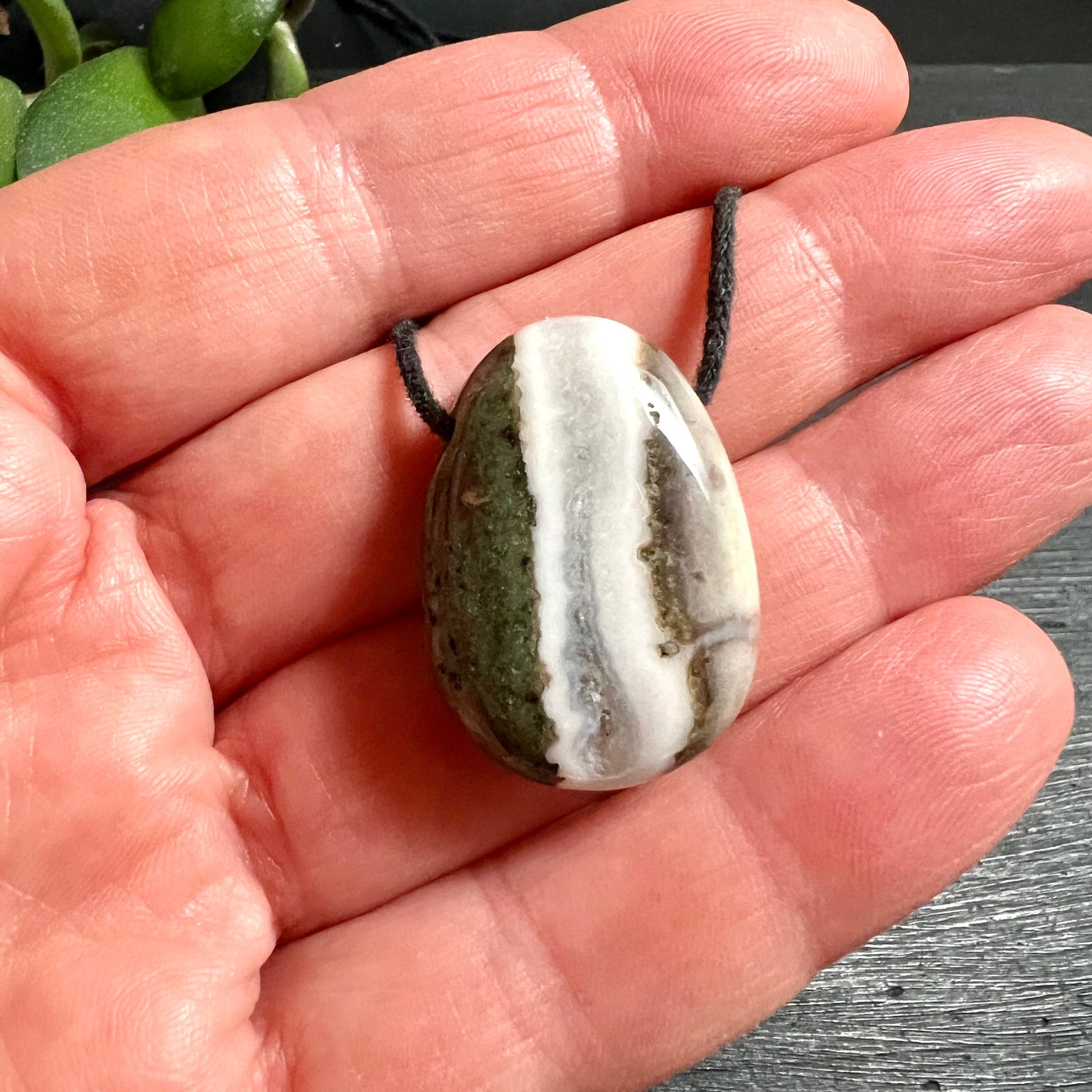 Sardonyx Anhänger oval poliert, grün-moosige Zone mit cremig-weissen Quarzadern und graubraunen Streifen | Happy Minerals