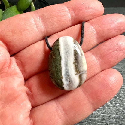 Sardonyx Anhänger oval poliert, grün-moosige Zone mit cremig-weissen Quarzadern und graubraunen Streifen | Happy Minerals