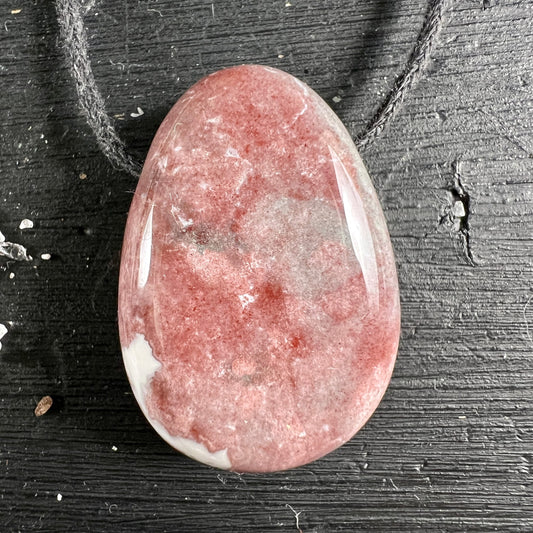 Sardonyx Anhänger, rosa-rot mit grauen Wolken und weissen Flecken, poliert, Tropfenform, seidiger Glanz | Happy Minerals