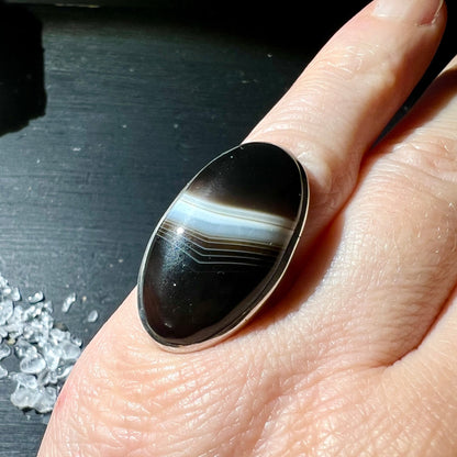 Sardonyx | Ring | am Finger getragen | warme Streifen | natürliche Maserung | Happy Minerals