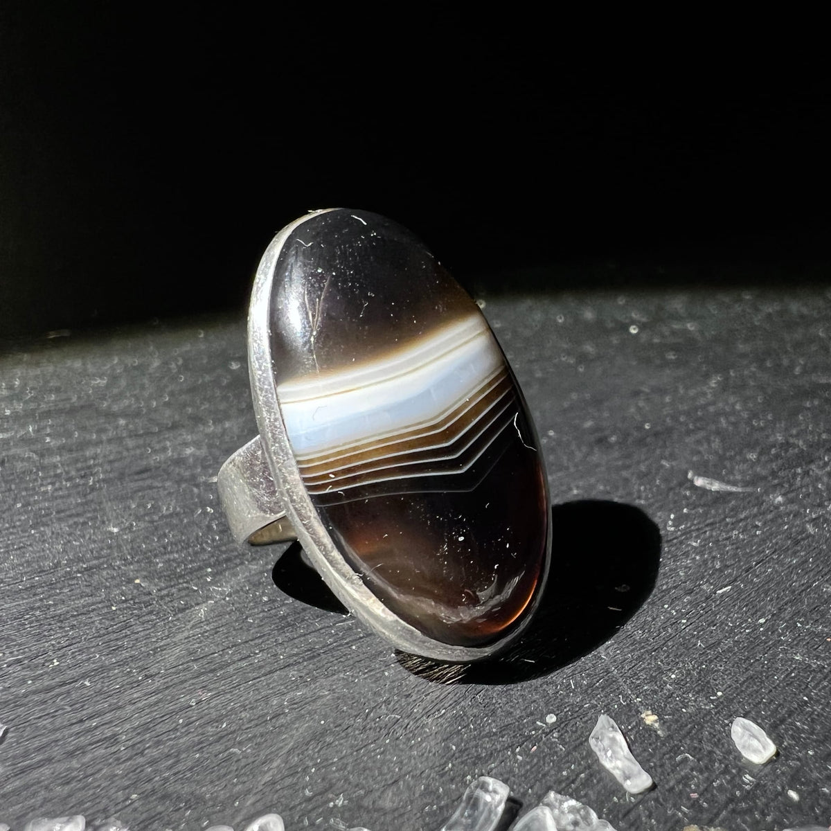 Sardonyx | Ring | Seitenansicht | braun-weiße Bänder | glänzende Oberfläche | Happy Minerals