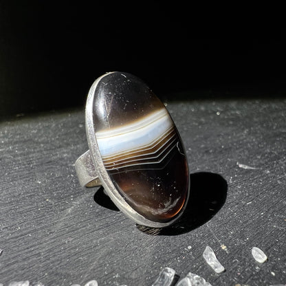 Sardonyx | Ring | Seitenansicht | braun-weiße Bänder | glänzende Oberfläche | Happy Minerals