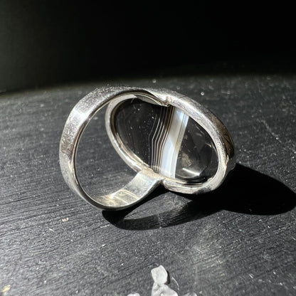 Sardonyx | Ring | Silberband | Profilansicht | elegante Fassung | Happy Minerals