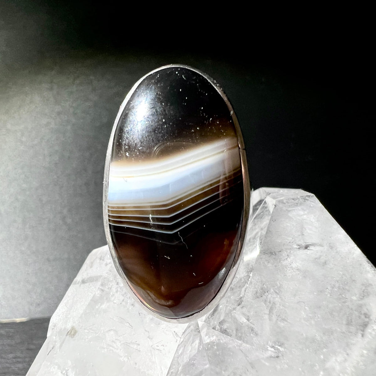 Sardonyx | Ring | auf Bergkristall | schimmernde Streifen | Naturschönheit | Happy Minerals